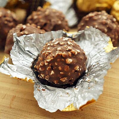 Ferrero Rocher 16 Pieces Hazelnut Chocolate With Birthday Greeting Card 200 Gms